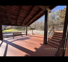 Appartamenti in Vendita - Villa con giardino
