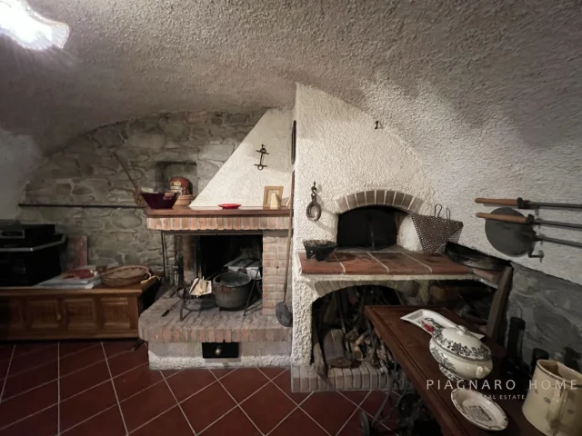Appartamenti in Vendita - Casale con terreno