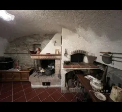 Appartamenti in Vendita - Casale con terreno