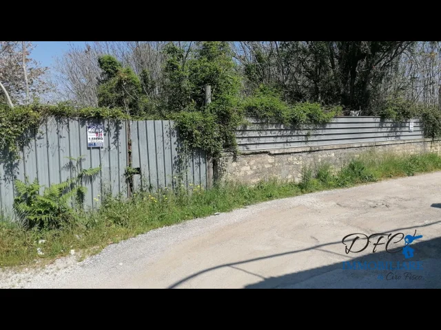 Terreno fronte strada con recinzione in muratura