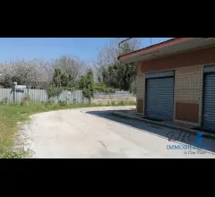 Appartamenti in Vendita - Terreno fronte strada con recinzione in muratura