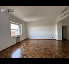 Appartamenti in Vendita - Luminoso appartamento- decimo piano- possibilitÀ box