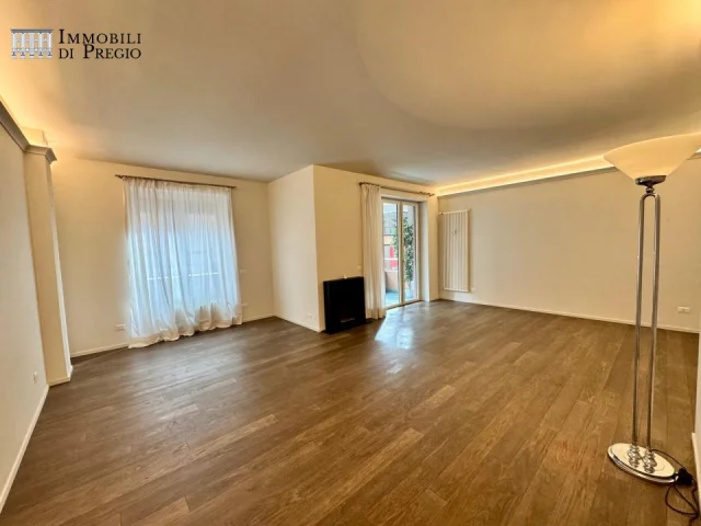 Appartamenti in Vendita - Zona pisacane: quadrilocale con terrazzino . box doppio .