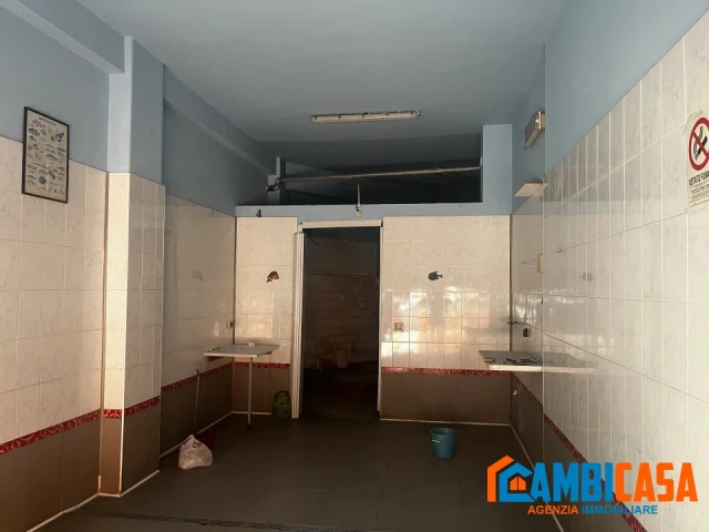 Appartamenti in Vendita - Via filippo di giovanni - negozio di 30 mq.