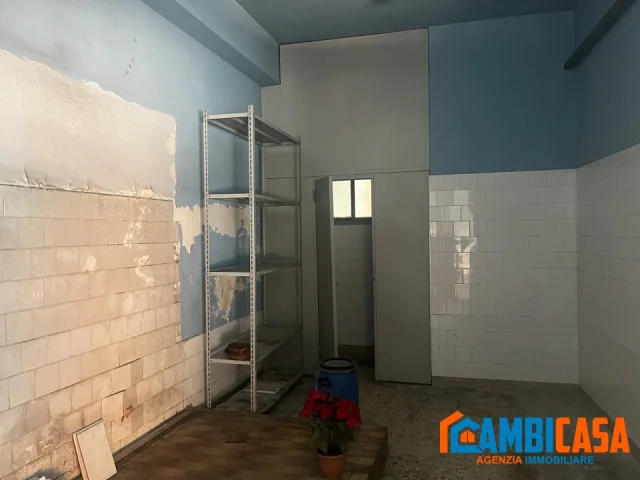 Appartamenti in Vendita - Via filippo di giovanni - negozio di 30 mq.