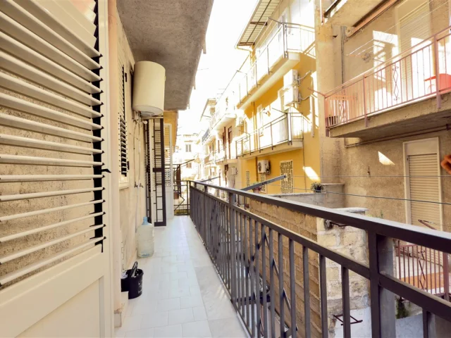 Appartamenti in Vendita - Via barbara asta - ristrutturato 4 vani con terrazzo.