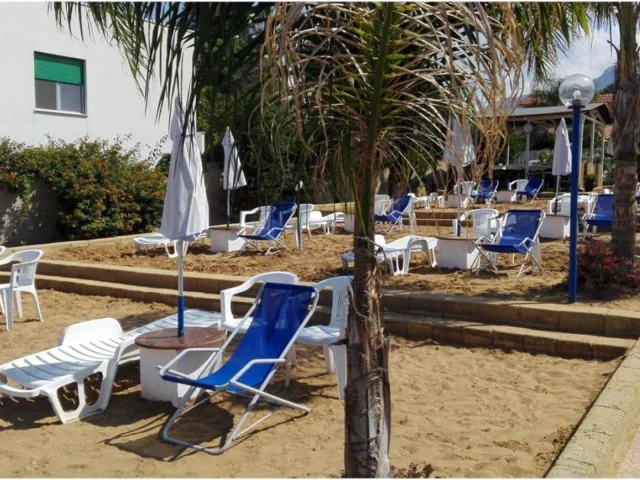 Appartamenti in Vendita - Residence acquamarina - villetta con piscina.