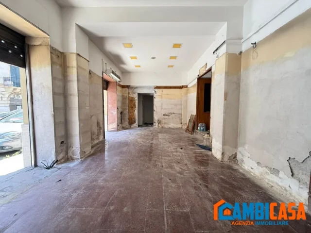 Zona libertà - negozio 4 vetrine.