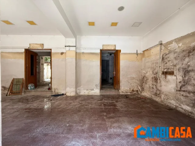 Appartamenti in Vendita - Zona libertà - negozio 4 vetrine.