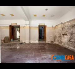 Appartamenti in Vendita - Zona libertà - negozio 4 vetrine.