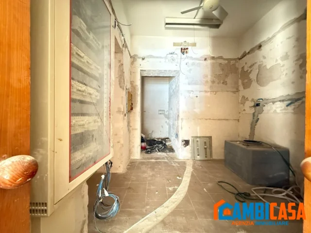Appartamenti in Vendita - Zona libertà - negozio 4 vetrine.