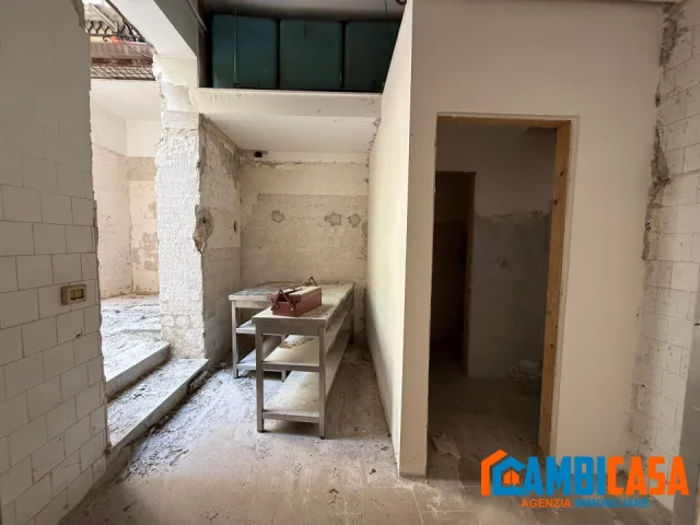 Appartamenti in Vendita - Zona libertà - negozio 4 vetrine.