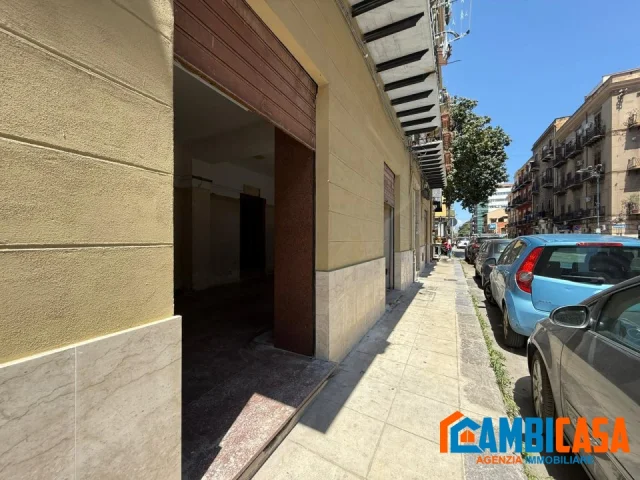 Via isidoro carini - negozio con spazio esterno