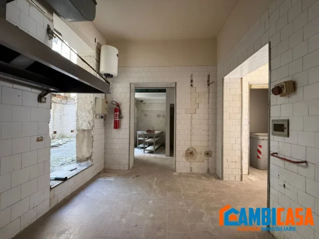 Appartamenti in Vendita - Via isidoro carini - negozio con spazio esterno