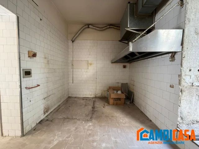 Appartamenti in Vendita - Via isidoro carini - negozio con spazio esterno