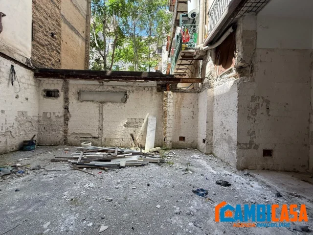 Appartamenti in Vendita - Via isidoro carini - negozio con spazio esterno