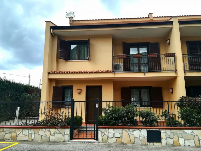 Villabate - villa angolare con ampi spazi esterni