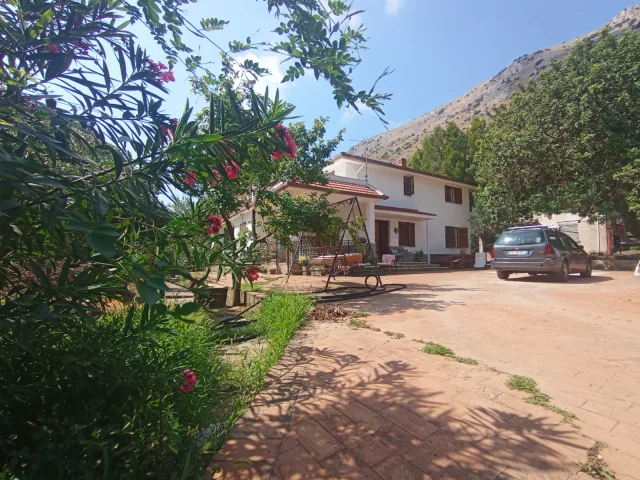 Carini - ampia villa con spazi esterni