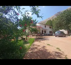 Carini - ampia villa con spazi esterni