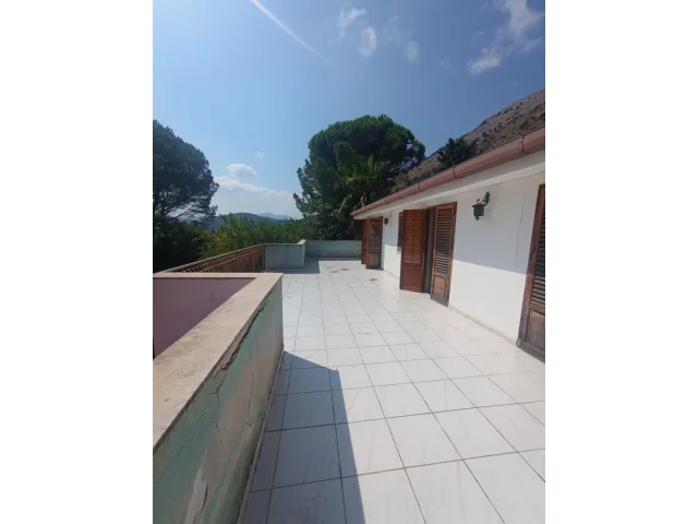 Appartamenti in Vendita - Carini - ampia villa con spazi esterni
