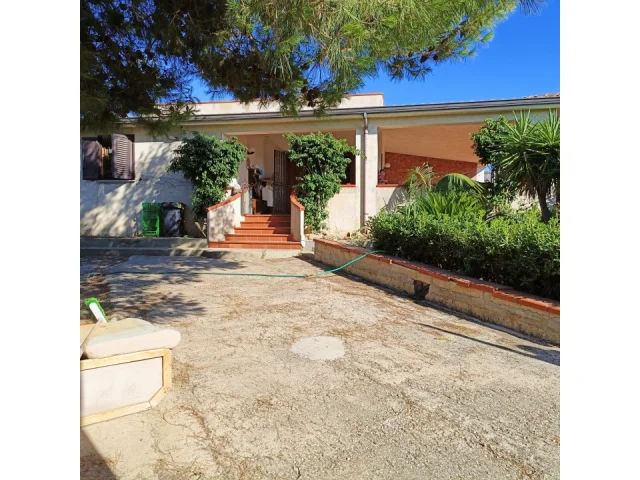 Balestrate - villa con ampi spazi.