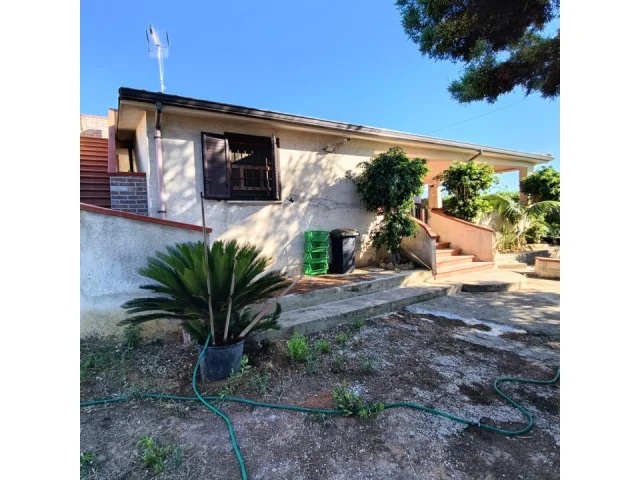 Appartamenti in Vendita - Balestrate - villa con ampi spazi.