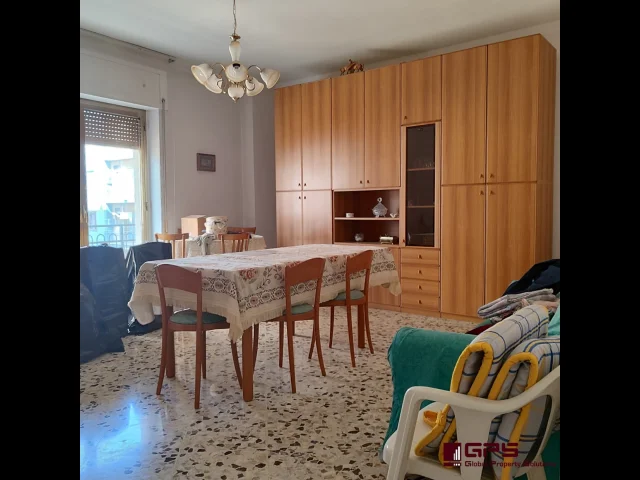 Appartamenti in Vendita - Luminoso 3 vani angolare