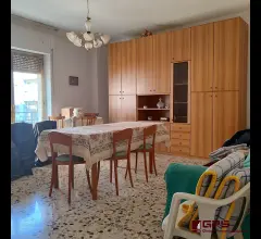 Appartamenti in Vendita - Luminoso 3 vani angolare