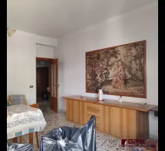 Appartamenti in Vendita - Luminoso 3 vani angolare
