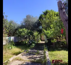 Appartamenti in Vendita - Casa indipendente con giardino