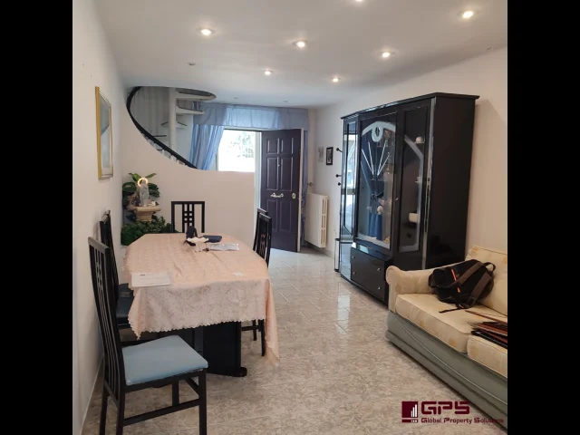 Appartamenti in Vendita - Soluzione indipendente con cortile
