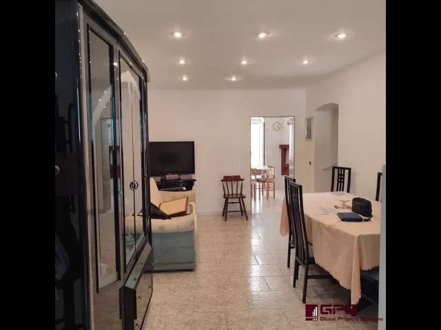 Appartamenti in Vendita - Soluzione indipendente con cortile