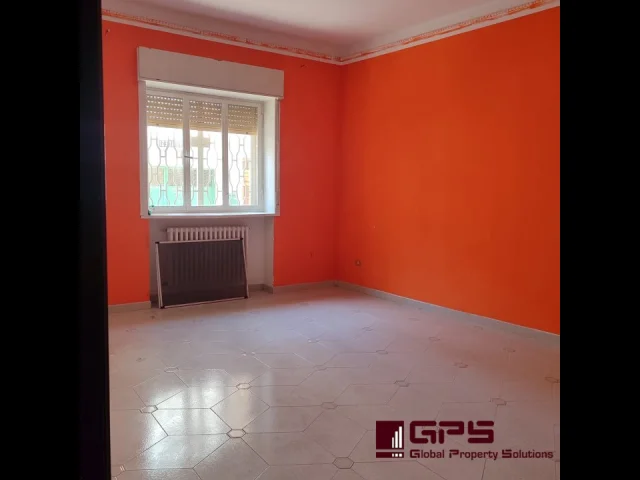 Appartamenti in Vendita - 3 vani con cortile e cantina
