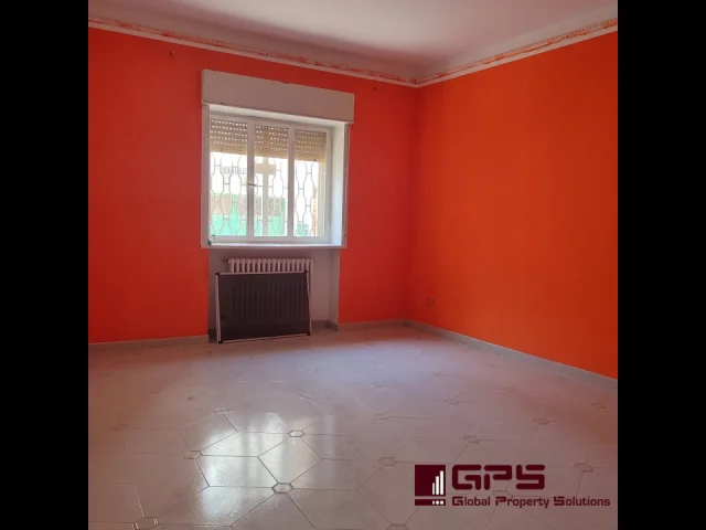 Appartamenti in Vendita - 3 vani con cortile e cantina