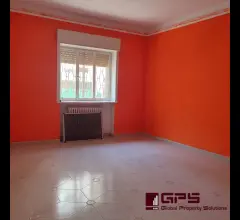Appartamenti in Vendita - 3 vani con cortile e cantina