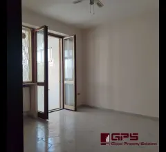 Appartamenti in Vendita - 3 vani con cortile e cantina