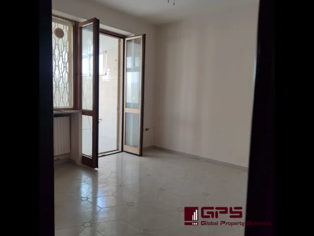 Appartamenti in Vendita - 3 vani con cortile e cantina