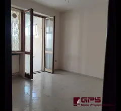 Appartamenti in Vendita - 3 vani con cortile e cantina