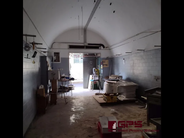 Appartamenti in Vendita - Locale con cortile interno
