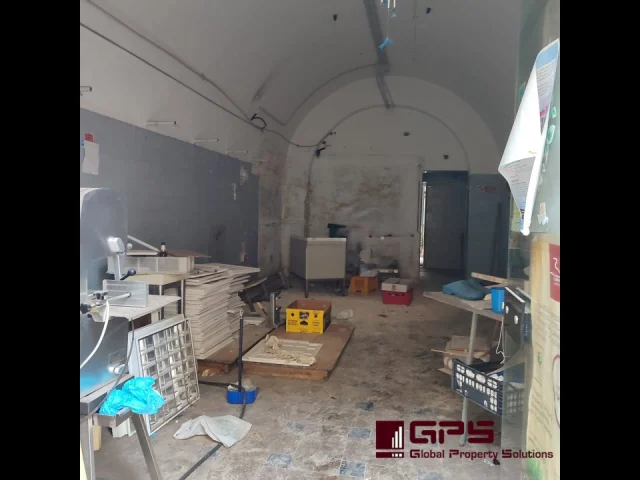 Appartamenti in Vendita - Locale con cortile interno