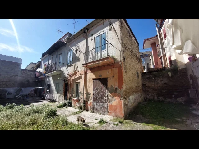 Monolocali attigui in corte da ristrutturare