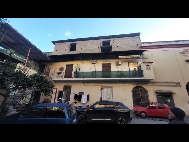 Soluzione semindipendente in corte da ristrutturare