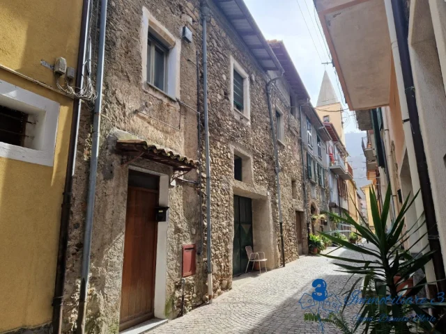 Rustico terra-tetto da ristrutturare a villanova d'albenga
