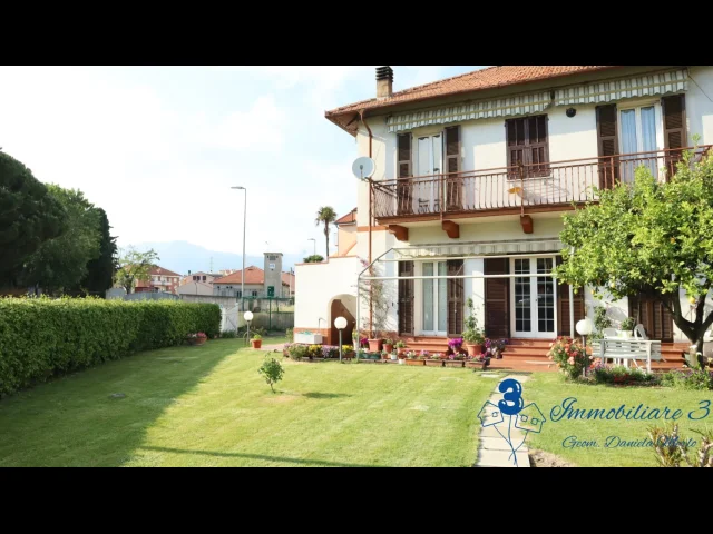 Vendesi la nuda proprieta' di casa indipendente con due unità abitative e giardino