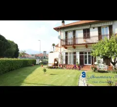 Vendesi la nuda proprieta' di casa indipendente con due unità abitative e giardino