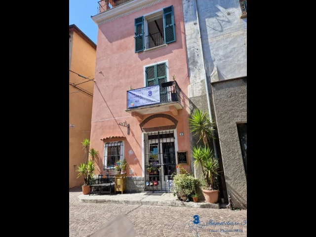 Alloggio con balcone e cantina in centro villanova d'albenga