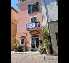 Alloggio con balcone e cantina in centro villanova d'albenga