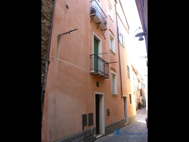Appartamenti in Vendita - Alloggio con balcone e cantina in centro villanova d'albenga