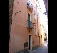 Appartamenti in Vendita - Alloggio con balcone e cantina in centro villanova d'albenga