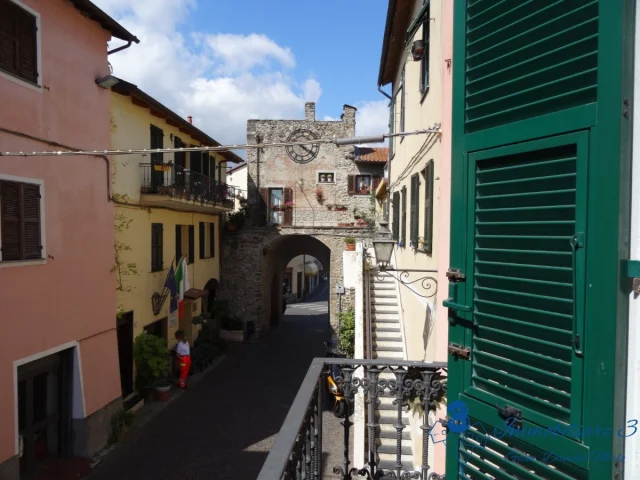 Appartamenti in Vendita - Alloggio con balcone e cantina in centro villanova d'albenga